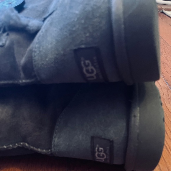 UGG Gray Buttoned Shearling Boots Size 7 Women’s GUC - Picture 3 of 11
